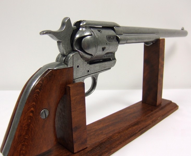 replika-korabeli-tuzfegyverek-revolverek-hosszucsovu-colt-peacemaker-cal45-3-Z2P6