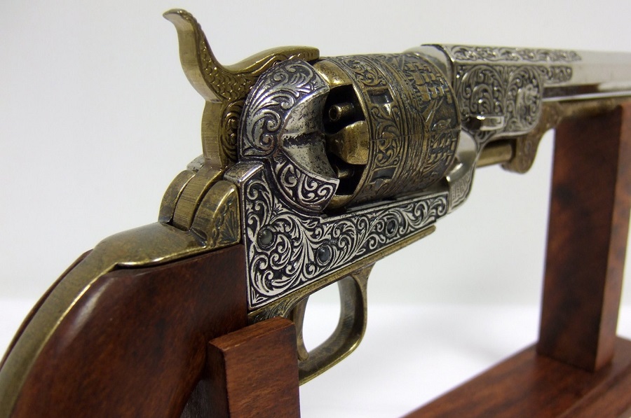 replika-korabeli-tuzfegyverek-revolverek-tengeresztiszti-revolver-1851-2-uQsW